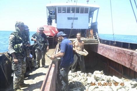 Ớn lạnh viễn cảnh chiến tranh với Trung Quốc Quân đội Philippines kiểm tra tàu cá của ngư dân Trung Quốc