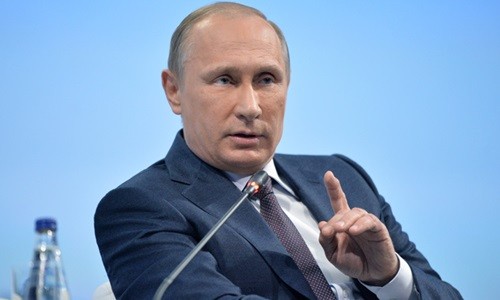 Putin nói Mỹ đẩy Nga tới cuộc chạy đua vũ trang mới Tổng thống Nga Vladimir Putin hôm qua thảo luận tại Diễn đàn Kinh tế Thế giới St. Petersburg. Ảnh: Ria Novosti