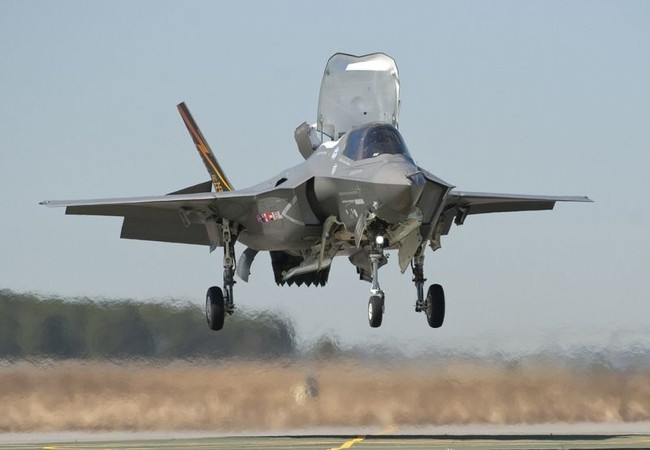 Khám phá bí mật siêu tiêm kích F-35 F-35 hứa hẹn trở thành dòng máy bay tiêm kích cơ bản mới của Mỹ, NATO và các nước đồng minh