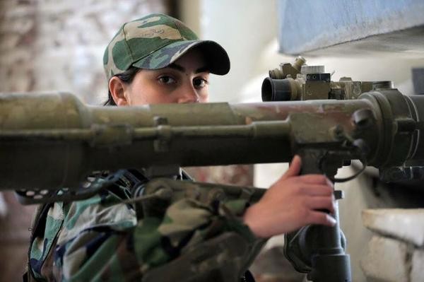 Nữ binh Syria lái tăng, sử dụng vũ khí hạng nặng Nữ binh Syria lái tăng, sử dụng vũ khí hạng nặng