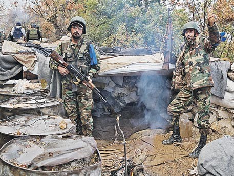 Tuyên bố năm mới của dân quân Syria: Hãy thiêu đốt IS trong bão lửa Lực lượng vũ trang địa phương Diều hâu Sa mạc Syria