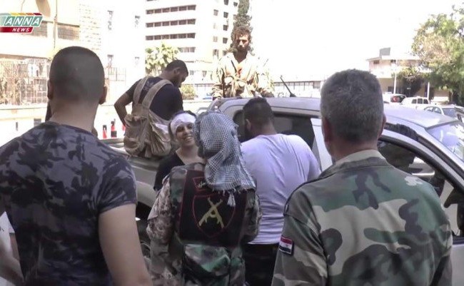 Nữ binh Syria xung trận ở chiến trường Aleppo (video) Một số binh sĩ Syria bị thương được đưa về hậu phương