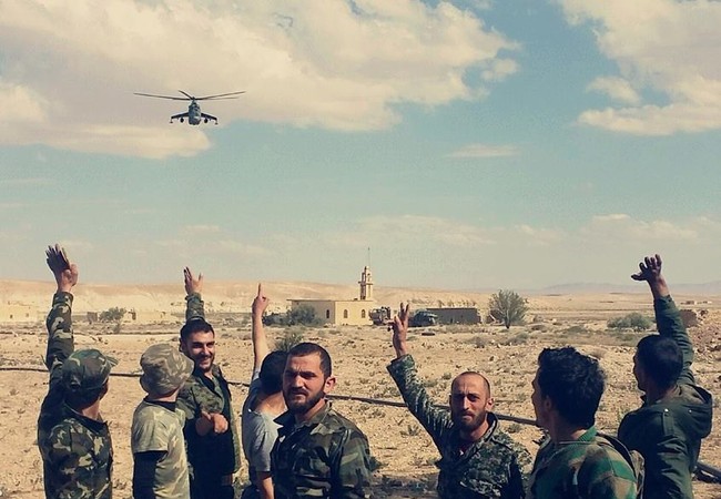 Quân đội Syria bẻ gãy cuộc tấn công dữ dội của IS Binh sĩ Syria cùng máy bay trực thăng chiến đấu Nga bảo vệ khu vực dầu mỏ gần Palmyra
