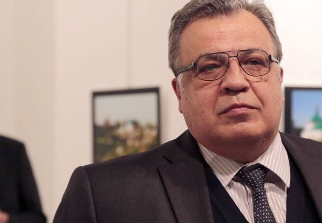 Vụ ám sát đại sứ Nga, phiến quân Syria nhận trách nhiệm Đại sứ Nga Andrei Karlov, phía sau ông là thủ phạm vụ ám sát