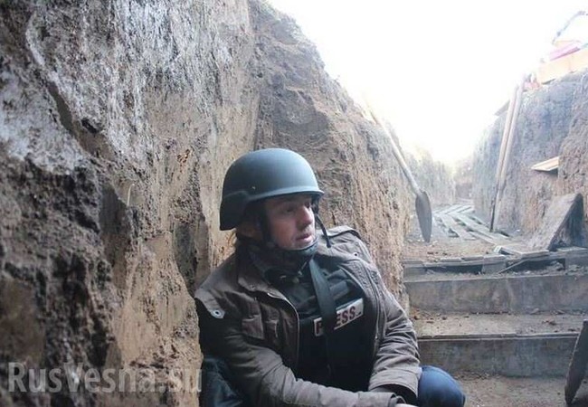 Chiến sự Ukraine: Mưa đạn pháo, cận cảnh trận đánh ác liệt ở Lugansk (video) Phóng viên người Mỹ Patrick Lancaster trong chiến hào của lực lượng dân quân Lugansk