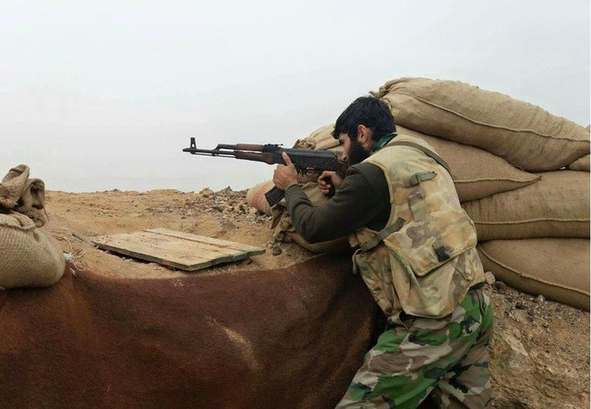 Quân đội Syria dốc sức phá vây IS tại chảo lửa Deir ez Zor Binh sĩ quân đội Syria trên chiến trường Deir ezZor