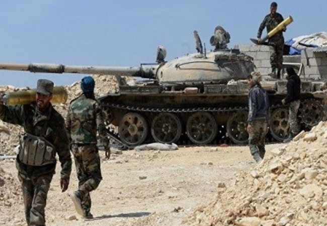Trận chiến Deir Ezzor: Tướng Syria đốc trận bảo vệ sân bay chiến lược (video) Lính tăng Syria nạp đạn pháo, chuẩn bị chiến đấu