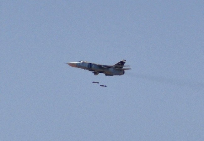 Không quân Syria dội bom ác liệt IS trên chiến trường đông Aleppo (video) Máy bay Su-24M không quân Syria không kích