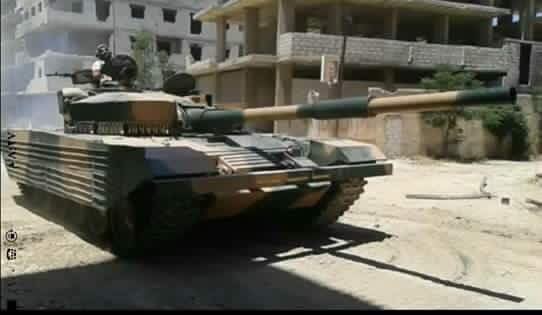 Chiến sự Syria: Tên lửa chống tăng đầu hàng T-72 Nga (video) Xe tăng cải tiến T-72 của quân đội Syria
