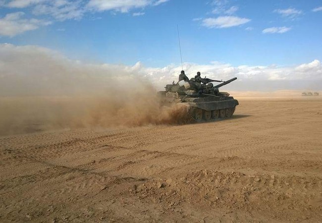 Trận chiến Palmyra: Quân đội Syria đánh bạt IS quanh thành cổ (video) Xe tăng quân đội Syria tấn công trên chiến trường Palmyra