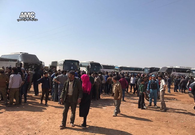 530 phiến quân Syria hạ vũ khí quy hàng ở Homs Đoàn xe buyt di tản các tay súng Hồi giáo cực đoan và thân nhân gia đình rời thành phố Homs