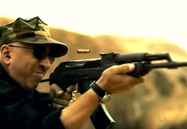 Tiểu liên AK-47 “đấu” M16 qua tay cựu binh Mỹ Cựu chiến binh chiến tranh Việt Nam thử súng AK-47