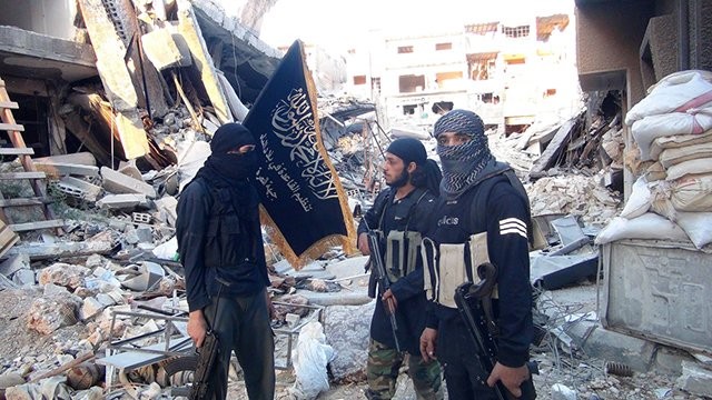 Tránh bị tiêu diệt, nhóm phiến quân Syria cố thủ Damascus sắp đầu hàng Nhóm chiến binh thánh chiến Al-Qaeda Syria trong trại Yamouk