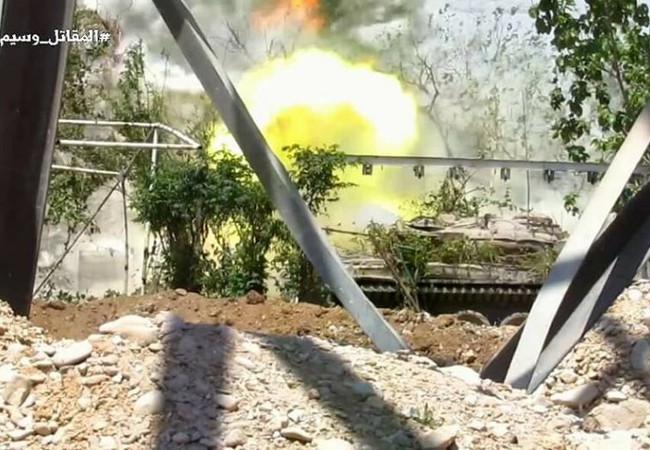 Quân đội Syria dồn lực đè bẹp phe thánh chiến ở Damascus (video) Xe tăng quân đội Syria trong chiến tranh đường phố ở Al-Qaboun