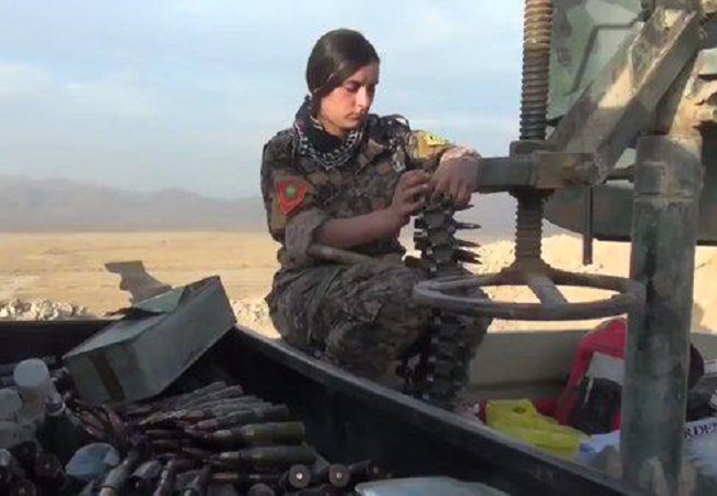 Chiến sự Syria: SDF chiếm thêm 3 cứ địa IS tại Raqqa Một nữ binh lực lượng dân quân người Kurd trên chiến trường Raqqa