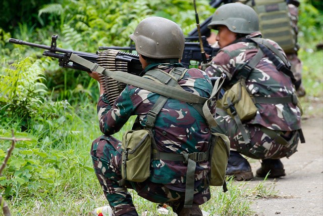 Chiến sự Philippines: Quân chính phủ truy quét IS, giải phóng 70% Marawi Binh sĩ Philippine trong thành phố Marawi