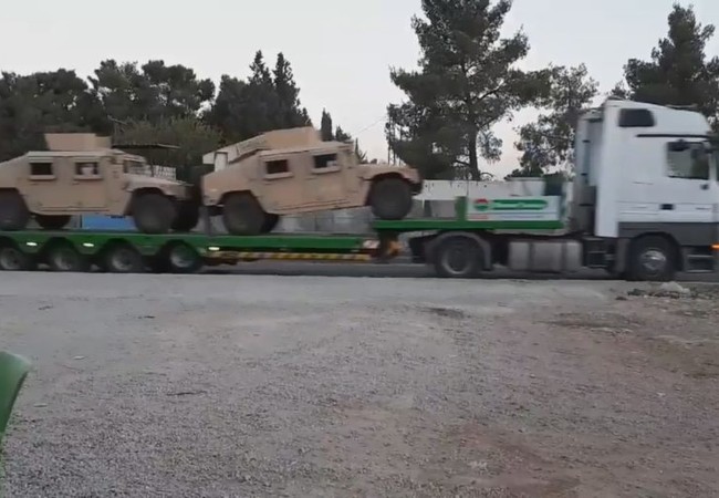 Chiến sự Syria: Người Kurd dốc sức tấn công Raqqa, Mỹ tăng viện trợ (video) Đoàn vận tải chở xe bộ binh cơ giới Humvees cho lực lượng SDF ở Raqqa