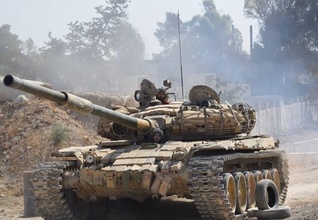 Quân đội Syria tung chiến dịch hạ pháo đài thánh chiến tại Damascus (chùm video) Xe tăng quân đội Syria tham gia chiến đấu trên chiến trường Jobar, thị trấn Ayn Tarma thuộc Đông Ghouta