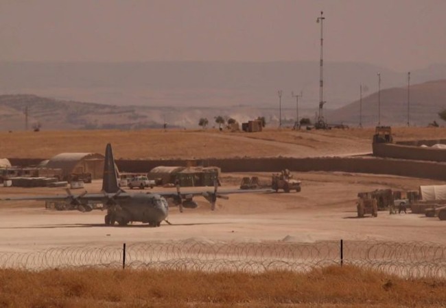 Chiến sự Syria: Mỹ âm thầm xây hàng chục sân bay mưu đồ lâu dài Một máy bay vận tải hạng nặng Mỹ C-130 có mặt trên sân bay miền Bắc Aelppo, Syria