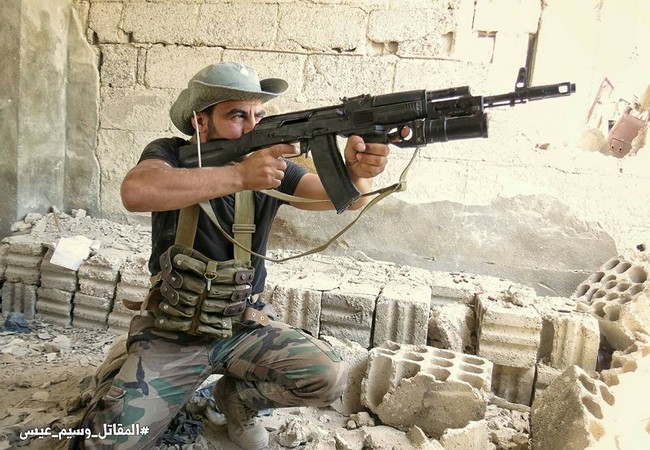 Quân đội Syria tấn công dữ dội cứ địa thánh chiến ngoại ô Damascus (video) Binh sĩ Syria sử dụng súng phóng lựu kẹp nòng GP-25 trong cuộc chiến giành giật thị trấn Ayn Tarma