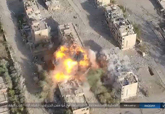 IS tung 7 xe bom tự sát đánh chặn người Kurd tại tử địa Raqqa (video) Lực lượng dân quân người Kurd đối mặt với những vụ đánh bom tự sát kinh hoàng của IS ở Raqqa