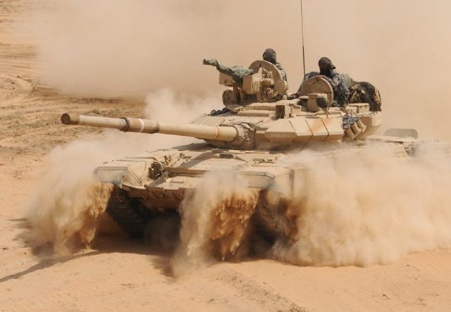 Quân đội Syria vây chặt cứ địa IS, sắp chiếm Xe tăng quân đoàn tình nguyện số 5 tiến công trên hướng thị trấn Al-Sukhnah - Ảnh Al-Masdar News