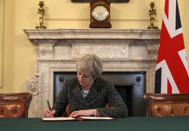 Thủ tướng Anh ký thư kích hoạt điều 50, chính thức khởi động Brexit Thủ tướng Theresa May ký thư kích hoạt điều 50 Hiệp ước Lisbon