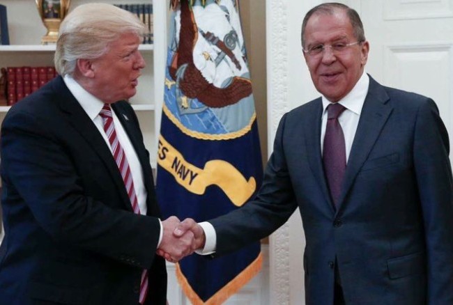 Nước Mỹ chấn động trước tin Tổng thống Trump tiết lộ bí mật cho Nga Tổng thống Trump tiếp Ngoại trưởng Nga Lavrov tại Nhà Trắng ngày 10/5