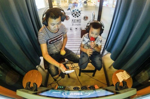 Trào lưu buồng hát karaoke mini 'càn quét' Trung Quốc Trong một không gian nhỏ, kín, có đèn, loa và micro, bất cứ ai cũng có thể là một siêu sao âm nhạc. Ảnh chụp tại Thành Đô, Tứ Xuyên, Trung Quốc.
