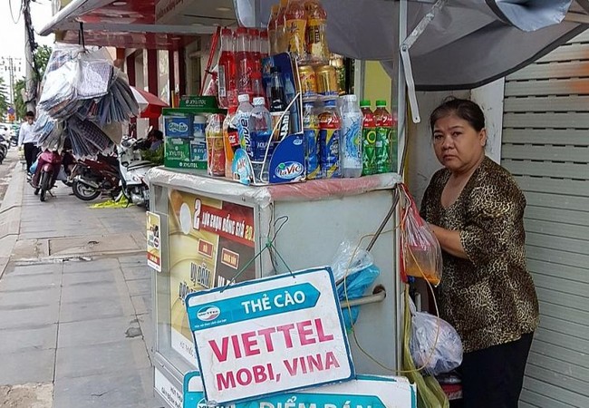 Đau đầu chuyện quản lý SIM trả trước ở Đông Nam Á Một người bán SIM thẻ tại Thành phố Hồ Chí Minh. Ảnh: Tan Hui Ye