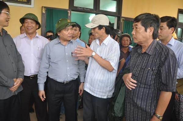 Ông Nguyễn Sự từ quan: Mình già xin nghỉ có chi lạ Ông Nguyễn Sự (thứ 2 từ phải qua) báo cáo Phó Thủ tướng Nguyễn Xuân Phúc công tác phòng chống lụt bão tại Hội An năm 2014