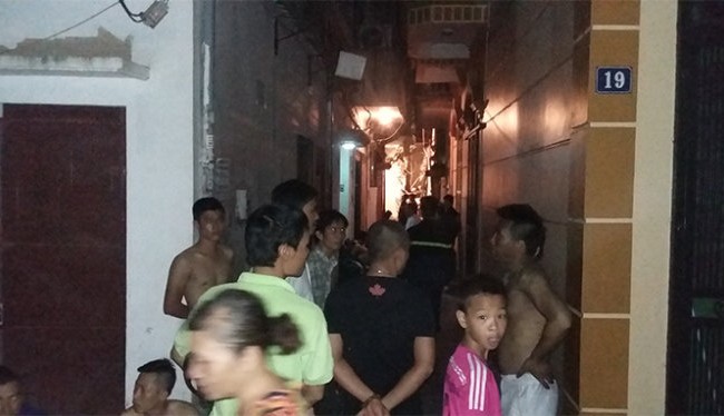 Cháy lớn ở phố Hoàng Mai, Hà Nội, 5 người chết Nhiều người dân địa phương vây kín ngõ 190 để chứng kiến cơ quan chức năng chuẩn bị đưa những nạn nhân ra lúc ngoài