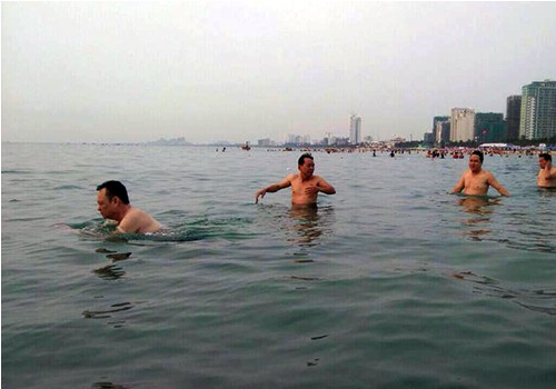 Cán bộ chủ chốt Đà Nẵng tắm biển để xóa tan tin đồn Ông Nguyễn Điểu (ngoài cùng bên trái) cùng nhiều lãnh đạo ngành tài nguyên môi trường Đà Nẵng đi tắm biển Phạm Văn Đồng trong sáng 30/4.