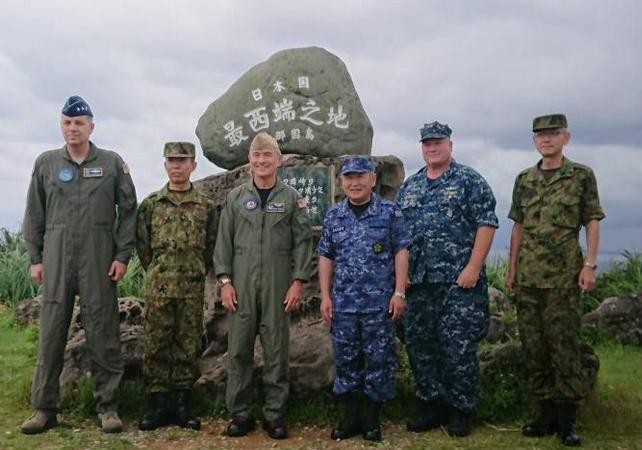 Đô đốc Harry Harris thăm trạm giám sát radar Nhật Bản gần đảo Senkaku Đô đốc Harry Harris cùng Đô đốc Kawano Katsutoshi thăm trạm giám sát radar