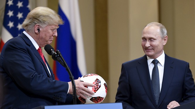 Đổ dầu vào lửa, Trump “phản pháo”, tuyên bố cuộc gặp với Putin tốt hơn thượng đỉnh NATO Trumpputinfootballpressconference_vtel