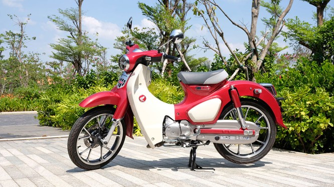 Honda Việt Nam không đặt nặng mục tiêu doanh số đối với Super Cub C125 mà chỉ tập trung vào một lượng khách hàng dư dả tài chính  (Ảnh: Wicky Nguyễn) 
