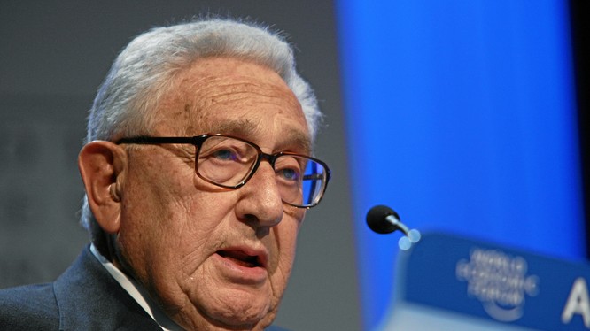 Image result for Henry Kissinger lÃ  má»t nhÃ  ngoáº¡i giao Má»¹ gá»c Do ThÃ¡i, sinh ra á» Äá»©c, nÄm nay ÄÃ£ 93 tuá»i, tá»«ng lÃ  Ngoáº¡i trÆ°á»ng cá»§a chÃ­nh quyá»n cá»±u Tá»ng thá»ng Má»¹ Richard Nixon.Do thÃºc Äáº©y ngá»«ng báº¯n trong chiáº¿n tranh Viá»t Nam táº¡i Paris, nÃªn Ã´ng Henry Kissinger ÄÃ£ giÃ nh giáº£i Nobel HÃ²a bÃ¬nh vÃ o nÄm 1973, lÃ  má»t lÃ£o lÃ ng cá»§a giá»ingoáº¡i giao Má»¹. Trong thá»i ká»³ Chiáº¿n tranh Láº¡nh, Henry Kissinger chá»§ trÆ°Æ¡ng lÃ´i kÃ©o Trung Quá»c Äá» chá»ng láº¡i LiÃªn XÃ´, ÄÃ£ Äáº·t ná»n mÃ³ng cho viá»c bÃ¬nh thÆ°á»ng hÃ³a quan há» Má»¹ - Trung, ÄÆ°á»£c gá»i lÃ  "ngÆ°á»i báº¡n cÅ© cá»§a Trung Quá»c".