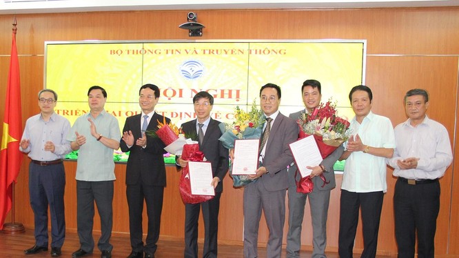 Bộ trưởng Nguyễn Mạnh Hùng chụp ảnh lưu niệm cùng  cán bộ được bổ nhiệm