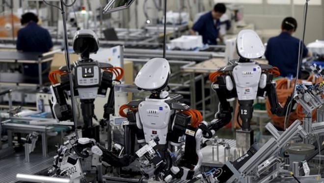 Trăm triệu công nhân Trung Quốc sắp 'lép vế' trước robot Robot làm việc cùng nhân viên người thật. ẢNH: REUTERS