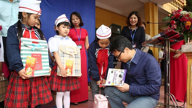 Hàng trăm cuốn sách đã được trao tặng tràn đầy niềm vui cùng sự háo hức của các em học sinh.