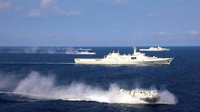 Các tàu Trung Quốc trong một cuộc diễn tập đổ bộ tấn công chiếm đảo. (Ảnh: Tân Hoa xã)