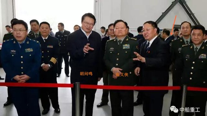 Hồ Vấn Minh (thứ 3, trái sang) cùng tướng Trương Hựu Hiệp, Phó Chủ tịch Quân ủy khi ông này tới thăm Tập đoàn CSIC (Ảnh: CSIC).