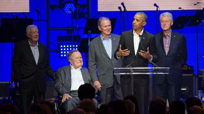 4 cựu Tổng thống Hoa Kỳ B.Clinton, Barak Obama, G.W.Bush, J.Carter (đứng, từ phải qua trái), đã lên tiếng về tình hình biểu tình ở Mỹ hiện nay (Ảnh:AP)