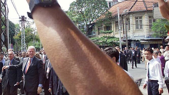 Kỳ 1: Những người Mỹ nhiều “duyên nợ” với Việt Nam bắc nhịp cầu hàn gắn Ngày 18/11/2000, người dân TP.HCM vẫy chào Tổng thống Clinton khi ông đi bộ trên khu phố gần Bảo tàng Mỹ thuật TP.HCM. Ảnh: Hoàng Đình Nam (AFP).