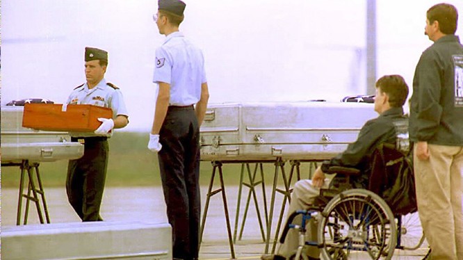 Kỳ 2: “Bóng ma” POW/MIA, “cuộc chiến” dai dẳng trong lòng nước Mỹ Một buổi lễ hồi hương hài cốt lính Mỹ tháng 2/1995 tại sân bay Nội Bài (Ảnh: Hoàng Đình Nam/ AFP)
