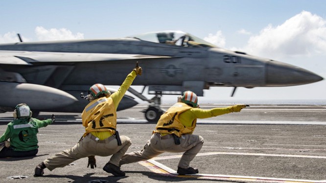 Tiêm kích F/A-18E Super Hornet chuẩn bị cất cánh từ boong tàu sân bay Ronald Reagan (Ảnh: US Navy)