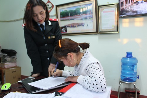 Bà Mông Thị Cúc tại buổi làm việc đã ký biên bản xử phạt và cam kết không tái phạm