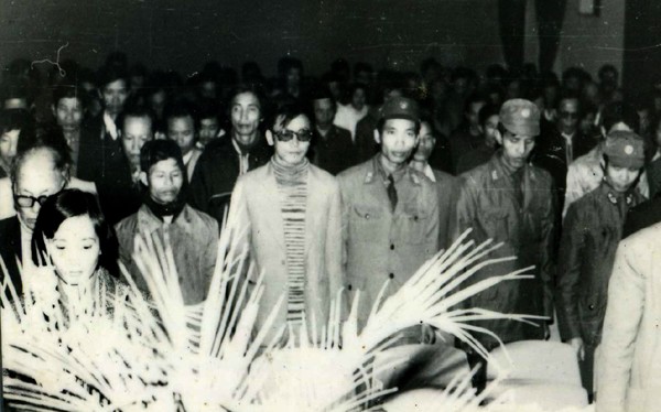 Phút mặc niệm Nhà thơ Xuân Diệu tại Hội nghị những người viết văn trẻ toàn quốc lần thứ III, tháng 12 năm 1985 (hàng đầu, từ phải qua trái): Ngô Vĩnh Bình, Nguyễn Quốc Trung, Đặng Vương Hưng, Đỗ Chu…