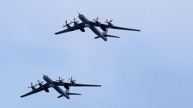 Trung Quốc cử 4 máy bay ném bom chiến lược H-6K lập nhóm cùng 2 chiếc Tu-95 của Nga để tuần tra chung (Ảnh: AFP)