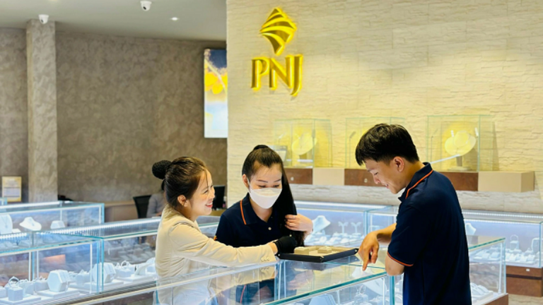 Vàng 9999 lập đỉnh, PNJ lãi lớn gần 1.200 tỷ đồng trong 6 tháng đầu năm